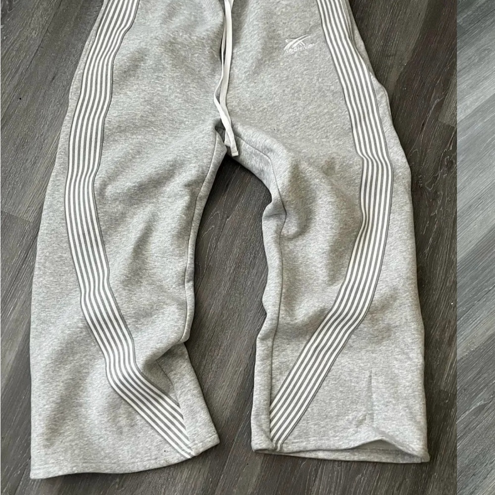 Ariya Viral sweats!! X2 green and gray! Size Small!